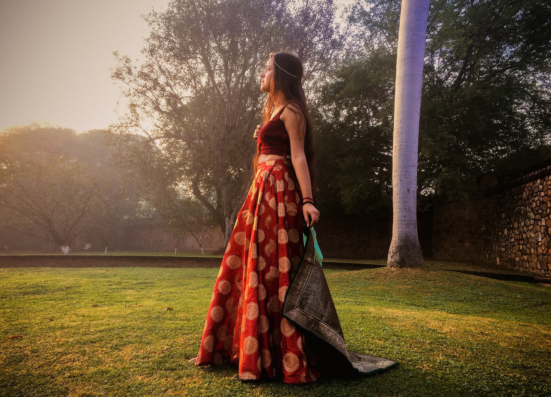 TANUSREE | Kolkata Influencer on Instagram: “The Ganga Ghat of Kolkata,  2021. Saree from @kashvi_sa… | Backless blouse designs, Saree photoshoot,  India beauty women